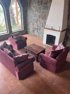Living area - Red rose. (San Marcos La Laguna)