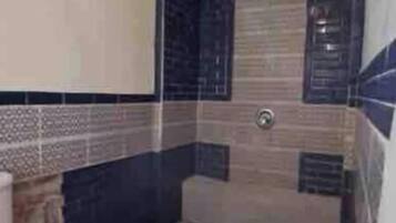 Ducha, bañera de hidromasaje, secador de pelo, toallas