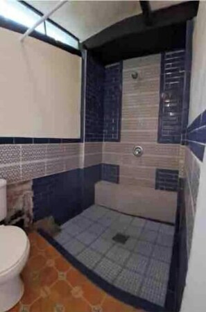Bathroom - Jade Amor. (San Marcos La Laguna)