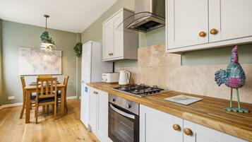 Coffee/tea maker, fridge, oven, toaster