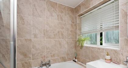 Spacious 4-bedroom Family Home Sleeps 8