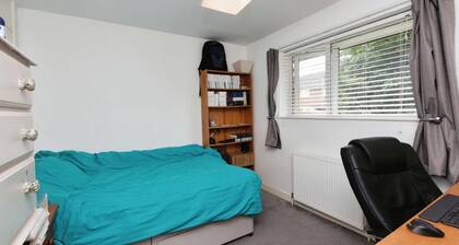 Spacious 4-bedroom Family Home Sleeps 8