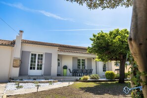 A house with a patio, a table, and chairs. - L'Écrin de Provence – Villa for 8 people with a pool (Entraigues-sur-la-Sorgue)