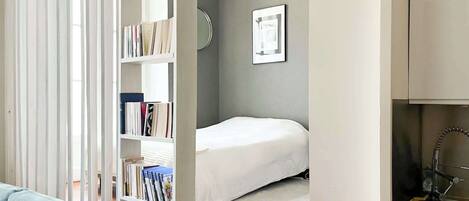 Desk, WiFi, bed sheets