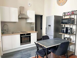 Coffee/tea maker, fridge, microwave, oven - Charming Studio in the Heart of Bordeaux (Bordeaux)