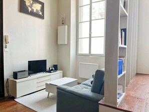 TV - Charming Studio in the Heart of Bordeaux (Bordeaux)