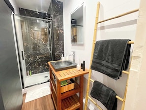 Shower, hair dryer, towels - Charming Studio in the Heart of Bordeaux (Bordeaux)