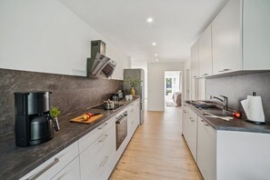 Fridge, oven, stovetop, dishwasher - Aquamarin Holiday Apartment: Fully Renovated, Family-Friendly and Dog-Friendly f (Westerdeichstrich)