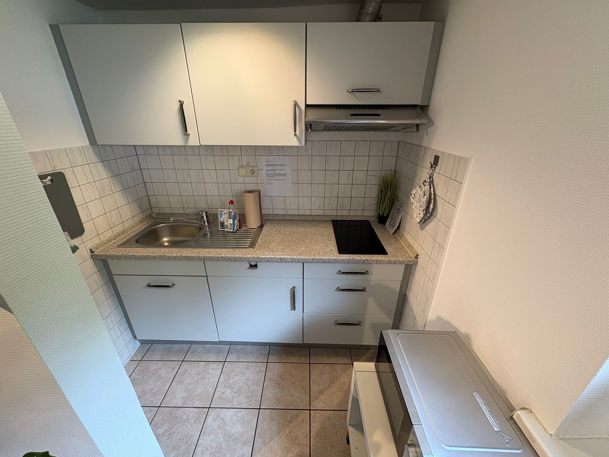Réfrigérateur, micro-ondes, plaque de cuisson, cafetière/bouilloire