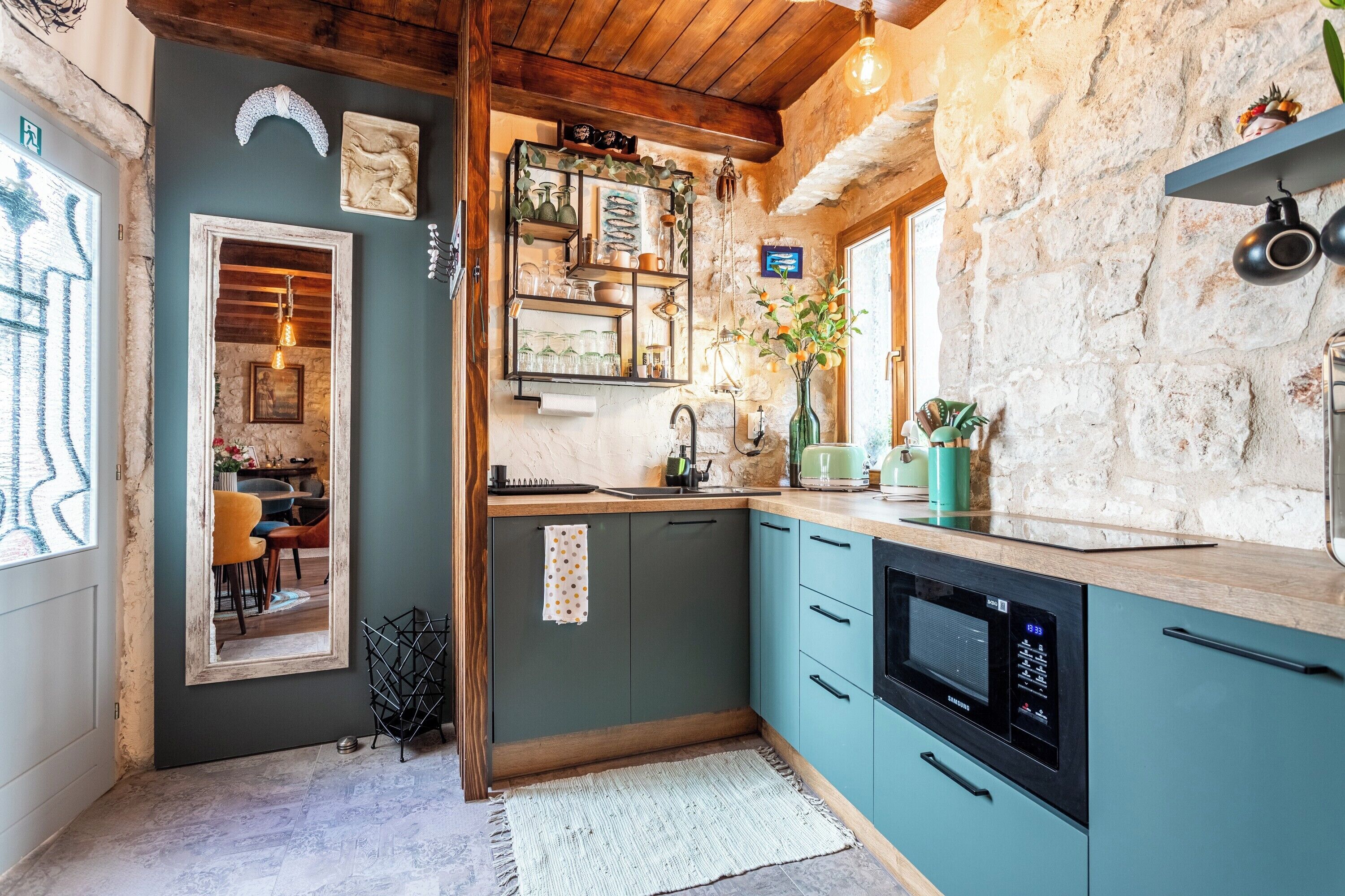 Frigorifero, microonde, forno, piano cottura