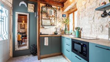 Frigorifero, microonde, forno, piano cottura