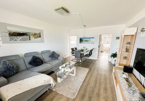 TV, DVD player, books, stereo - Seehund Sahlenburg Building, Apartment 12 (Cuxhaven)