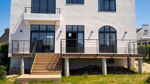 A modern two-story house with a balcony, large windows, and a staircase leading to the entrance. - Avel Vor - Family home, renovated, sea view (Porspoder)