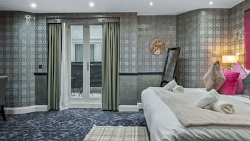 Desk, iron/ironing board, WiFi, bed sheets