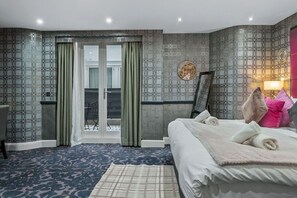 Escritorio, tabla de planchar con plancha, wifi y ropa de cama 