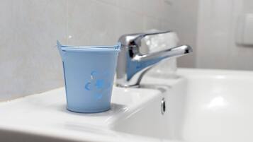 Een douche, handdoeken