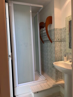 A bathroom with a shower, a sink, and a mirror. - Bed and Breakfast 'Chambre Les Fauvettes' with Shared Terrace, Shared Garden and Wi-Fi (Courcemont)