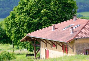 Exterior - Bed and Breakfast 'Canard' with Shared Pool, Shared Garden and Wi-Fi (Hauterives)