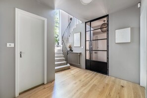 Ein modernes Interieur mit Treppe, Heizkörper und Tür.