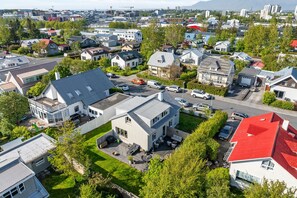 A residential area with houses, a street, and a parking lot. - Modern and family friendly house in Reykjavik (Reykjavík)