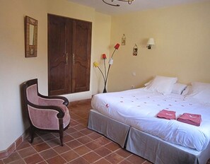 Room - Bed and Breakfast 'Papillon' with Shared Pool, Shared Garden and Wi-Fi (Hauterives)