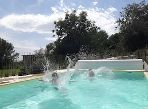 حمام سباحة