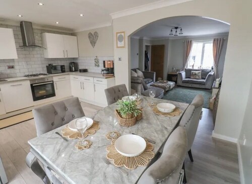 Beautiful 3-Bed Family Home, Metro & Motorway Links