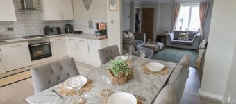 Beautiful 3-Bed Family Home, Metro & Motorway Links