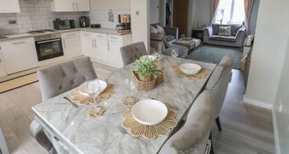 Beautiful 3-Bed Family Home, Metro & Motorway Links