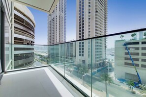 Ein Hochhaus mit Glasbalkon und Blick auf die Skyline.