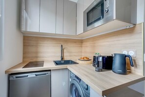 Apartment | Eigene Küche | Wasserkocher mit Kaffee-/Teezubehör, Kühlschrank, Mikrowelle, Herdplatte
