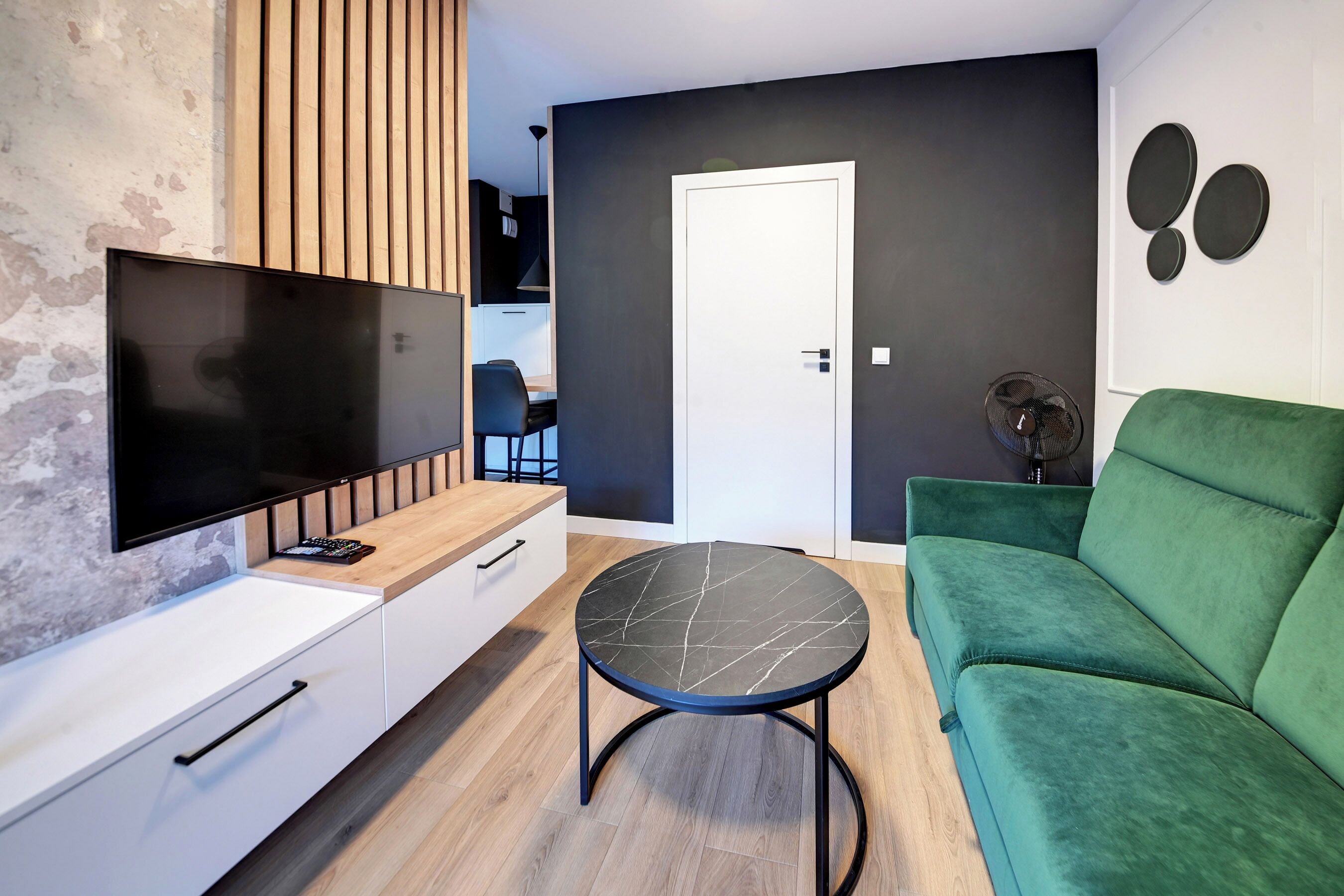 Estudi | Planxa i posts de planxar i wifi gratuïta 