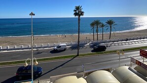 A coastal road with a beach, palm trees, and a clear sky. - Terrace with Sea Views at Castillo Bil Bil, Benalmádena (Benalmádena)