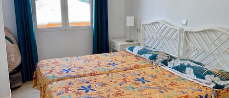 Tabla de planchar con plancha, wifi y ropa de cama
