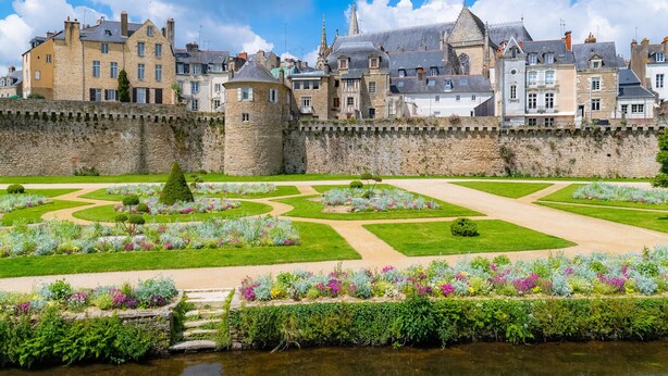 A historic town with a well-maintained garden featuring geometric patterns and a variety of flowering plants. - Apartment in a castle with pool – 4 guests (Baden)
