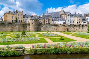 A historic town with a well-maintained garden featuring geometric patterns and a variety of flowering plants. - Apartment in a castle with pool – 4 guests (Baden)