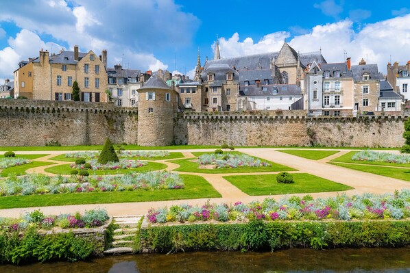A historic town with a castle, a moat, and formal gardens. - Apartment in a castle with pool – 4 guests (Baden)