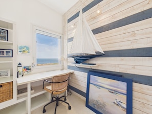 A room with a desk, chair, and a large window overlooking the sea. - 150m from the beach, 6-guest home with terrace (Piriac-sur-Mer)