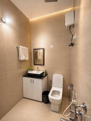 Shower, towels, soap, shampoo - Hotel SV Near Noida Metro Station 52 (Noida)