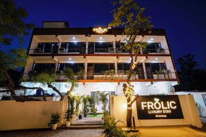 Bagian depan properti - sore/malam