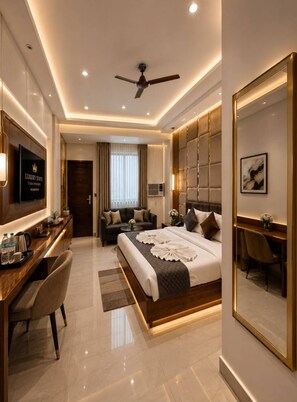 Una camera d'albergo moderna con un letto, una scrivania, una televisione e una ventola a soffitto.