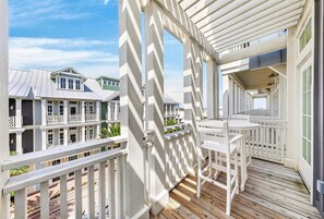Outdoor dining - New 2 bed/2 bath condo in the heart of Cinnamon Shore North. (Port)
