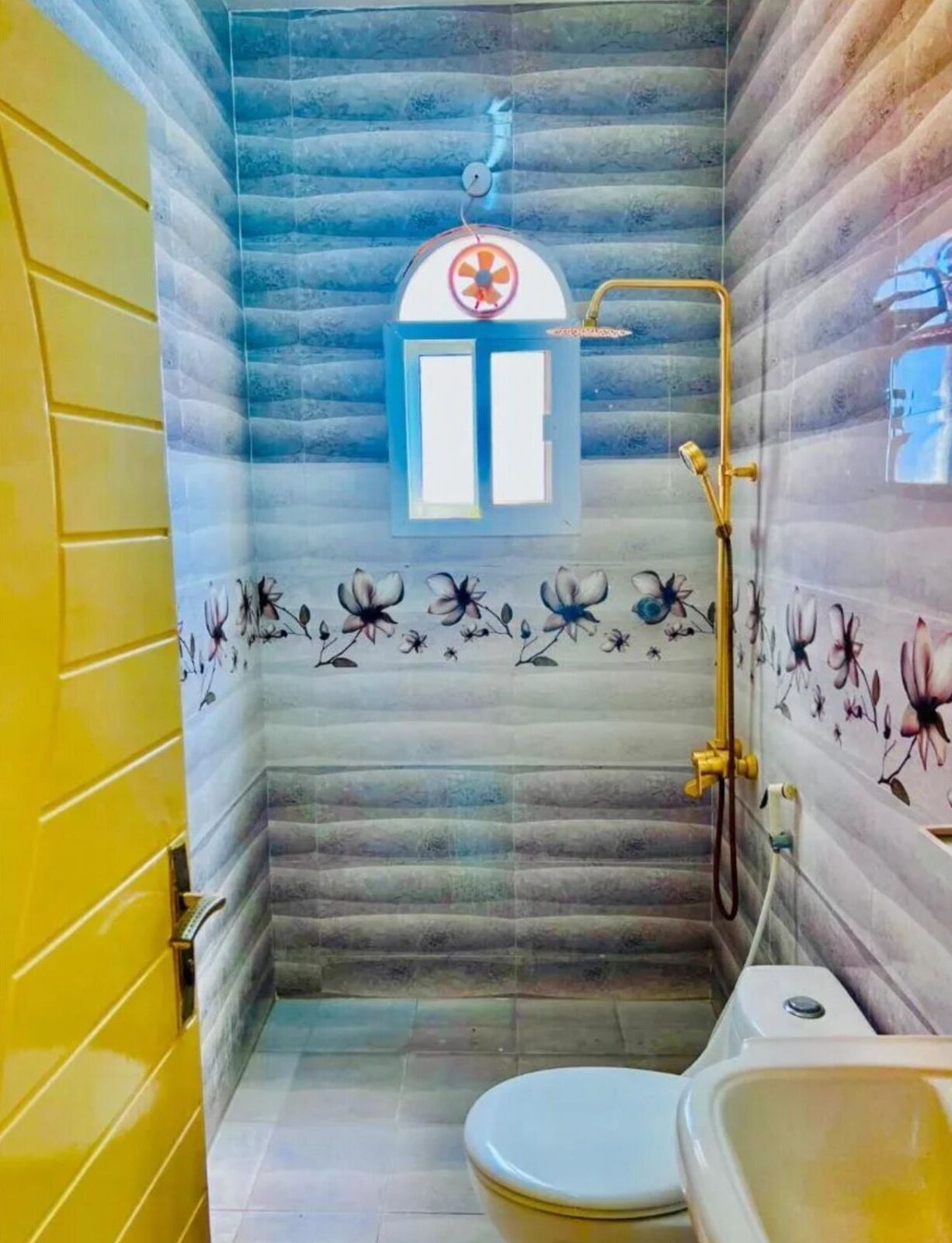 Dusche, kostenlose Toilettenartikel, Hausschuhe, Handtücher