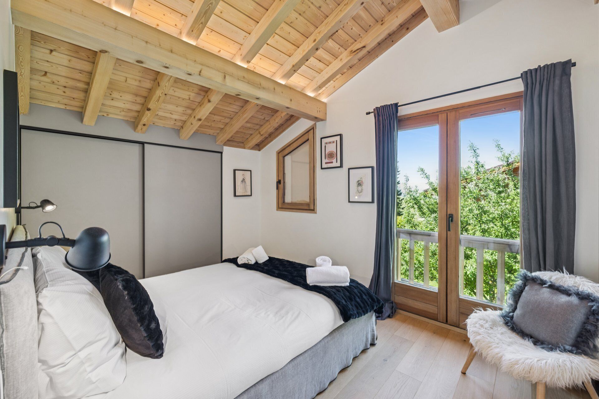4 bedrooms, iron/ironing board, internet, bed sheets