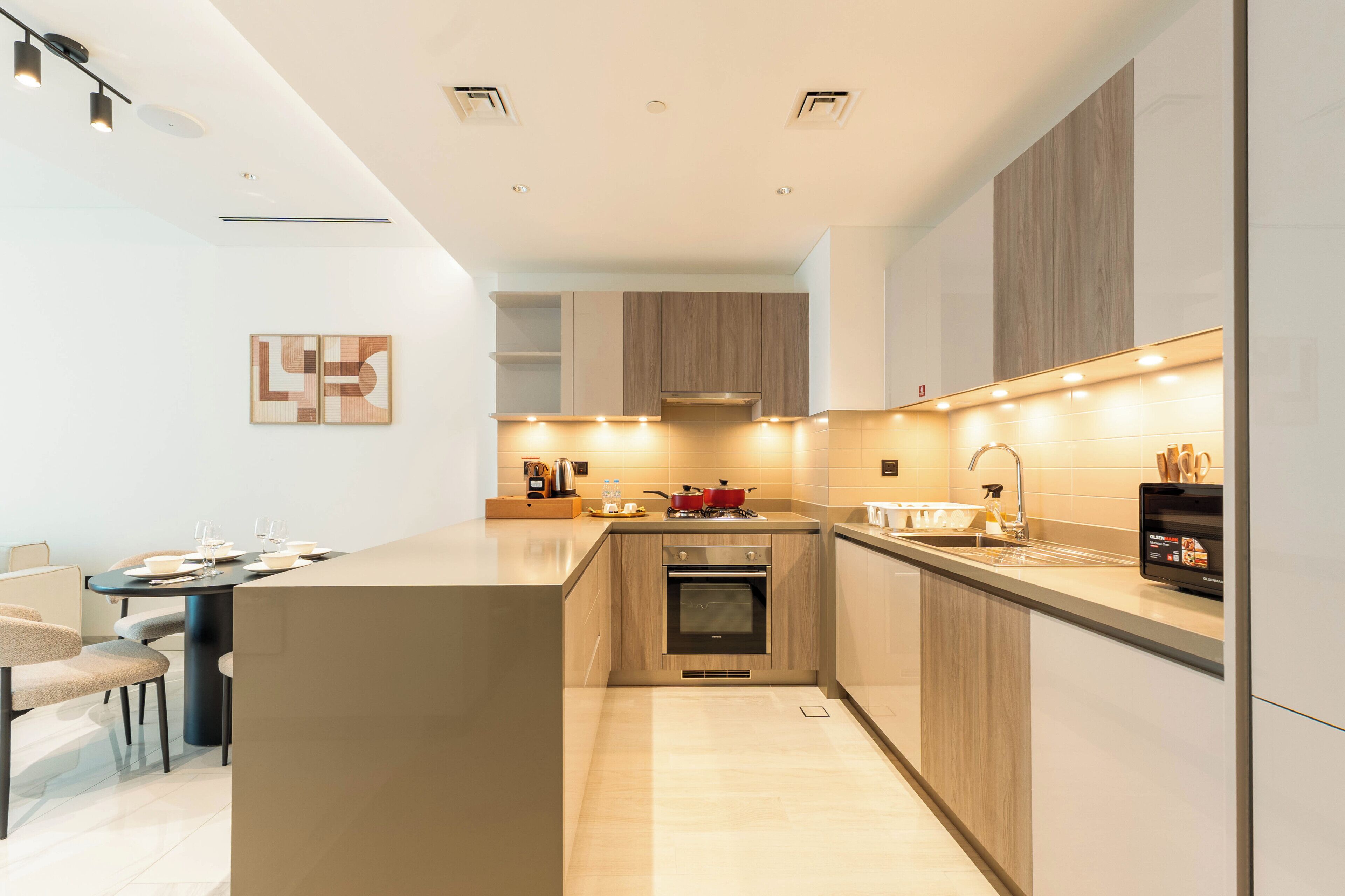 Apartament Deluxe, balcó, vistes a la piscina | Cuina privada | Frigorífic gran, microones, forn i placa de cuina 