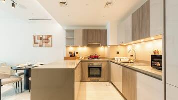 Apartament Deluxe, balcó, vistes a la piscina | Cuina privada | Frigorífic gran, microones, forn i placa de cuina
