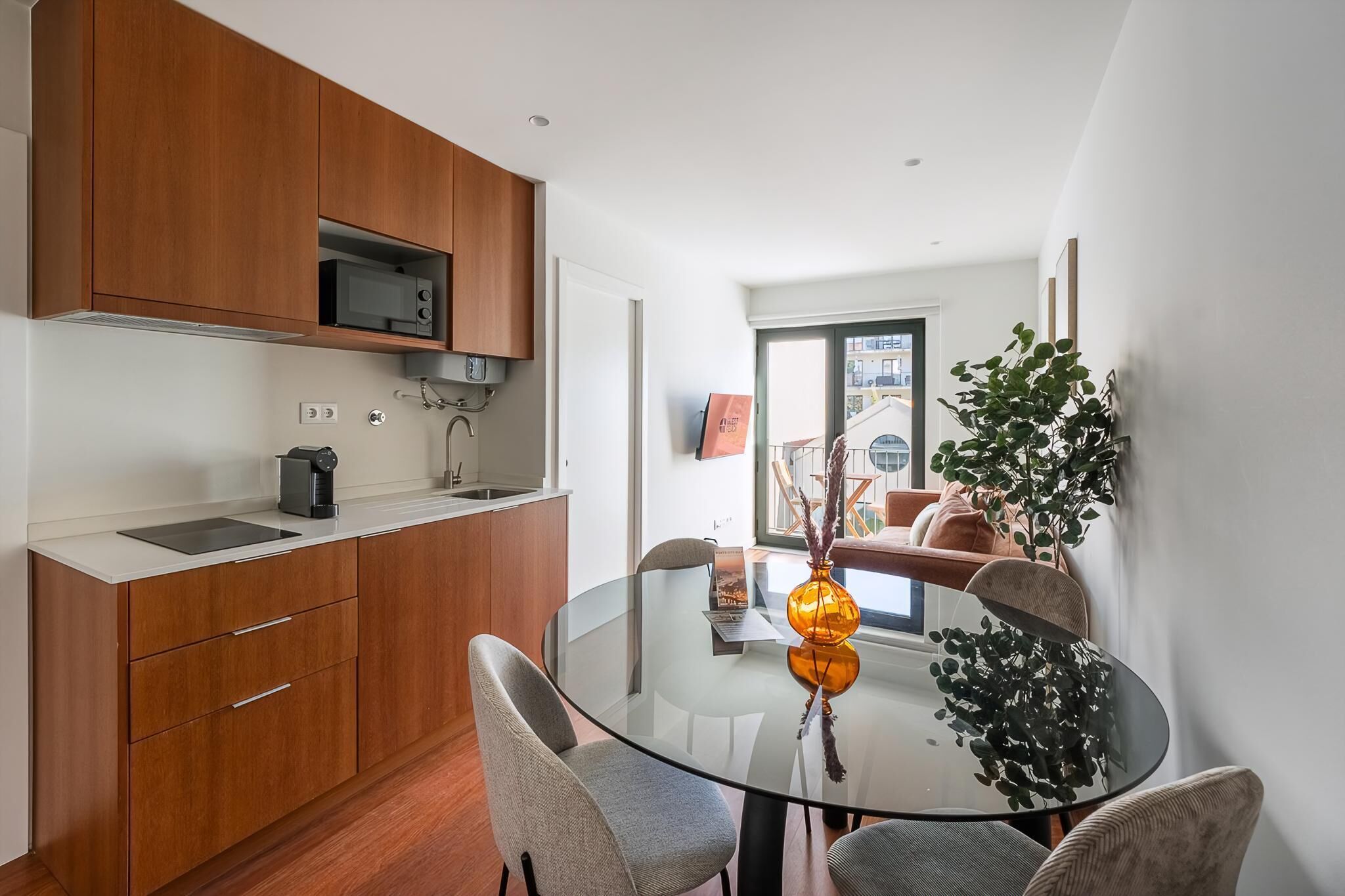 Appartement (One-Bedroom Apartment with Balcony) | Privékeuken | Een koelkast, een magnetron, een oven, een kookplaat