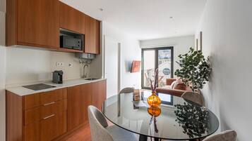 Apartment (One-Bedroom Apartment with Balcony) | Private kitchen | Fridge, microwave, oven, stovetop