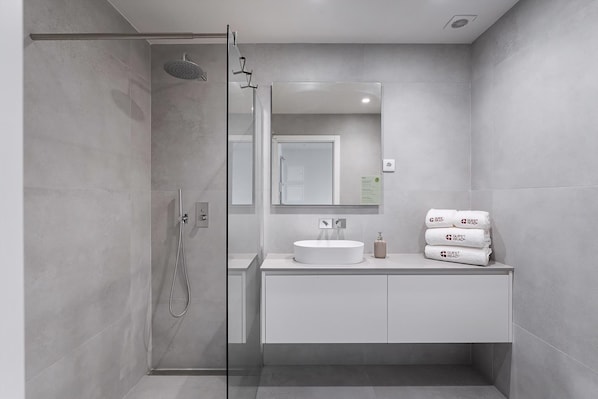 Leilighet (Two-Bedroom Apartment with Terrace) | Bad | Dusj, hårføner, håndklær og såpe