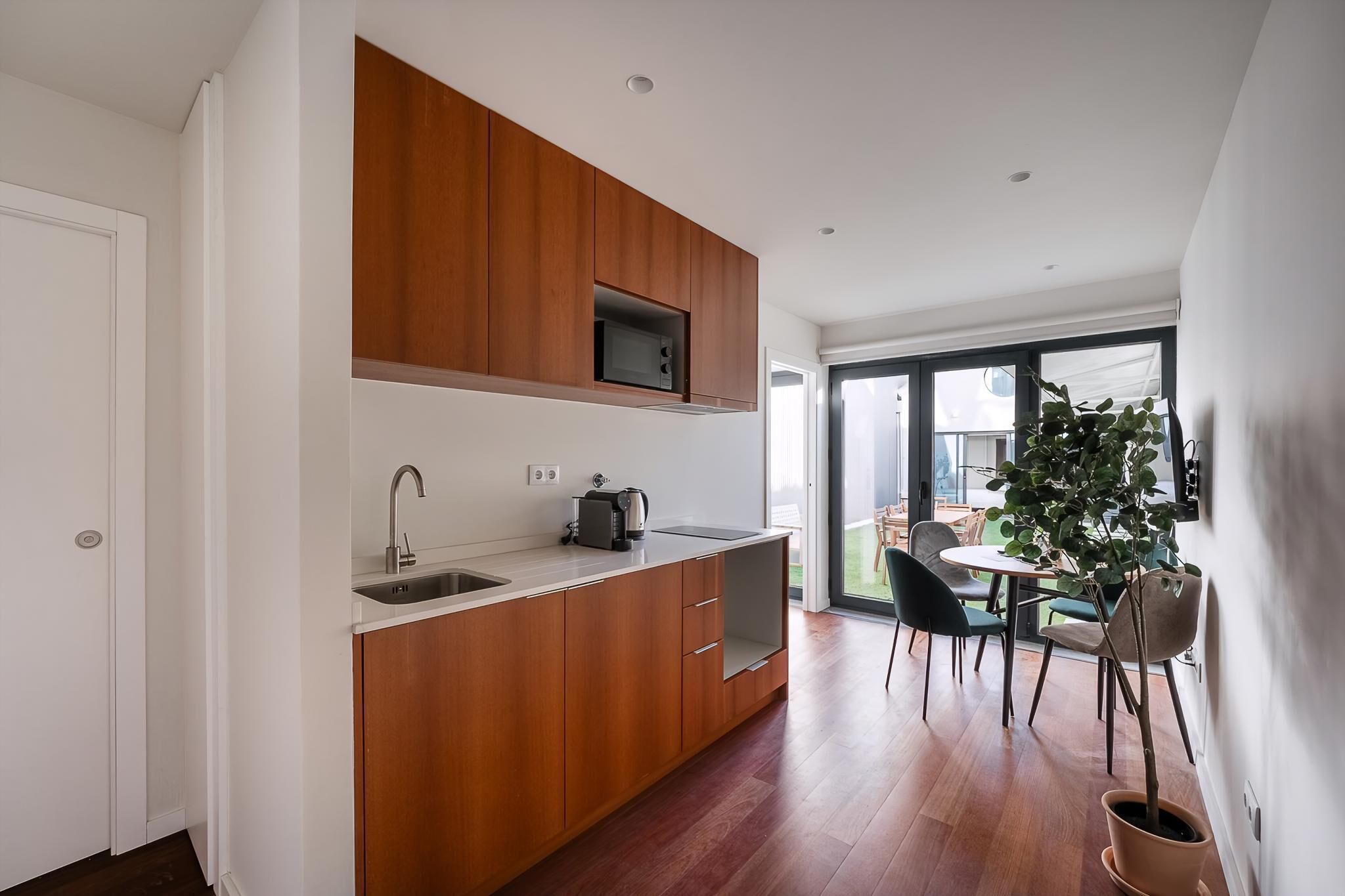 Appartement (Two-Bedroom Apartment with Terrace) | Cuisine privée | Réfrigérateur, micro-ondes, four, plaque de cuisson